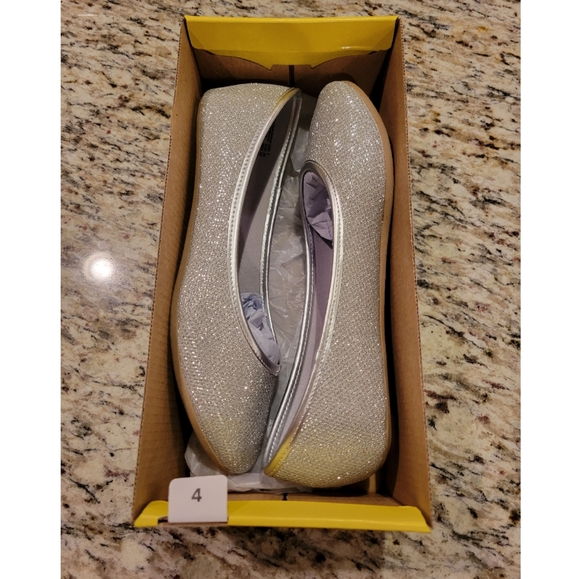 New! Smart Fit Chelsea Silver Ballet Flats - Picture 8 of 9